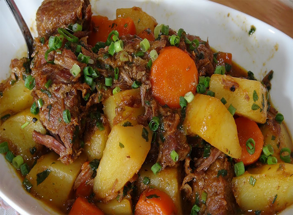 Marmitex Picadinho com Cenoura e Batata